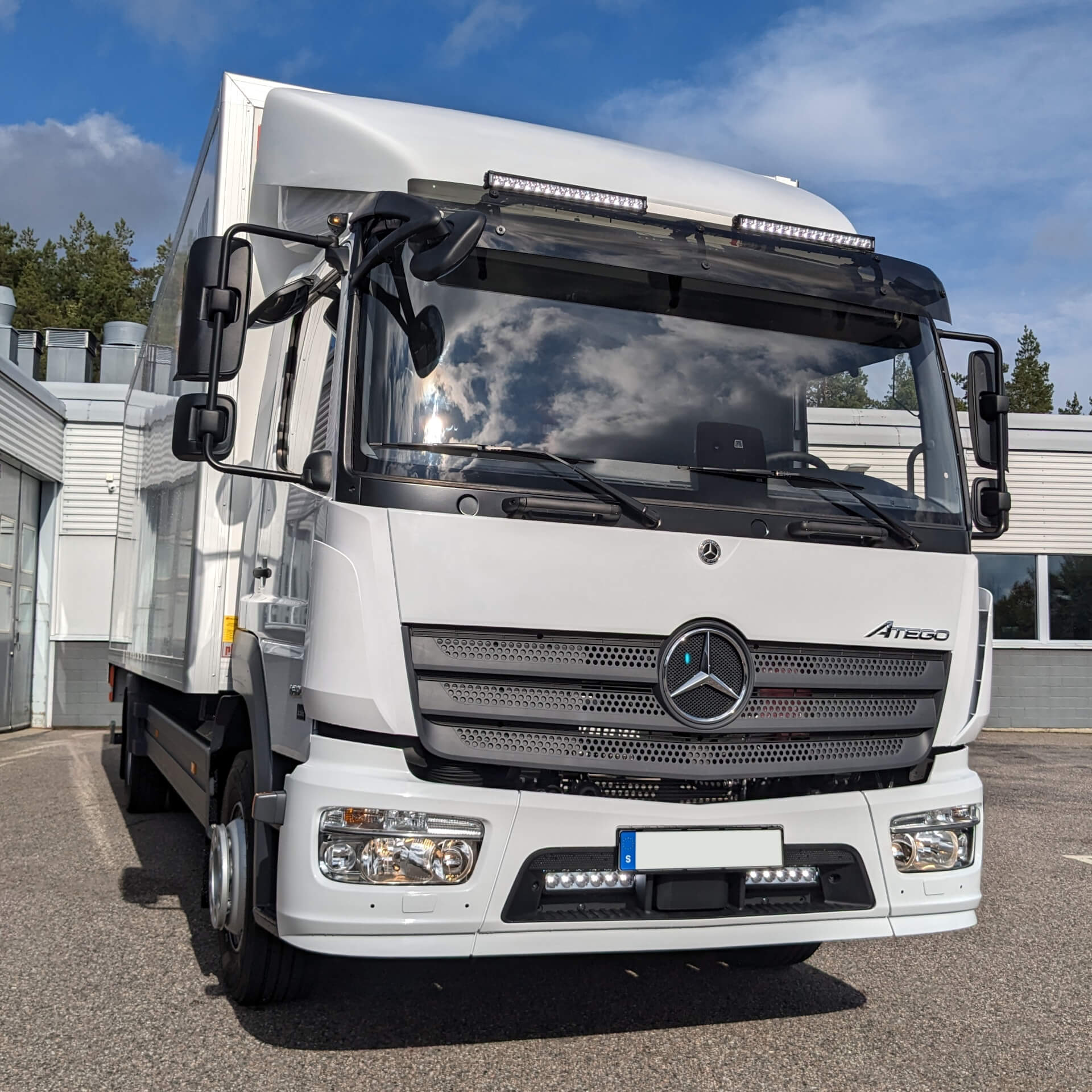 Another big boy setup! 💪🚛 Mercedes-Benz Atego with 2 x 21" Vision X XPL LED light bars in the sunvisor and 2 x 12" Vision X XPR LED light bars in the grille. Soon available as a vehicle specific kit @ visionxeurope.com!