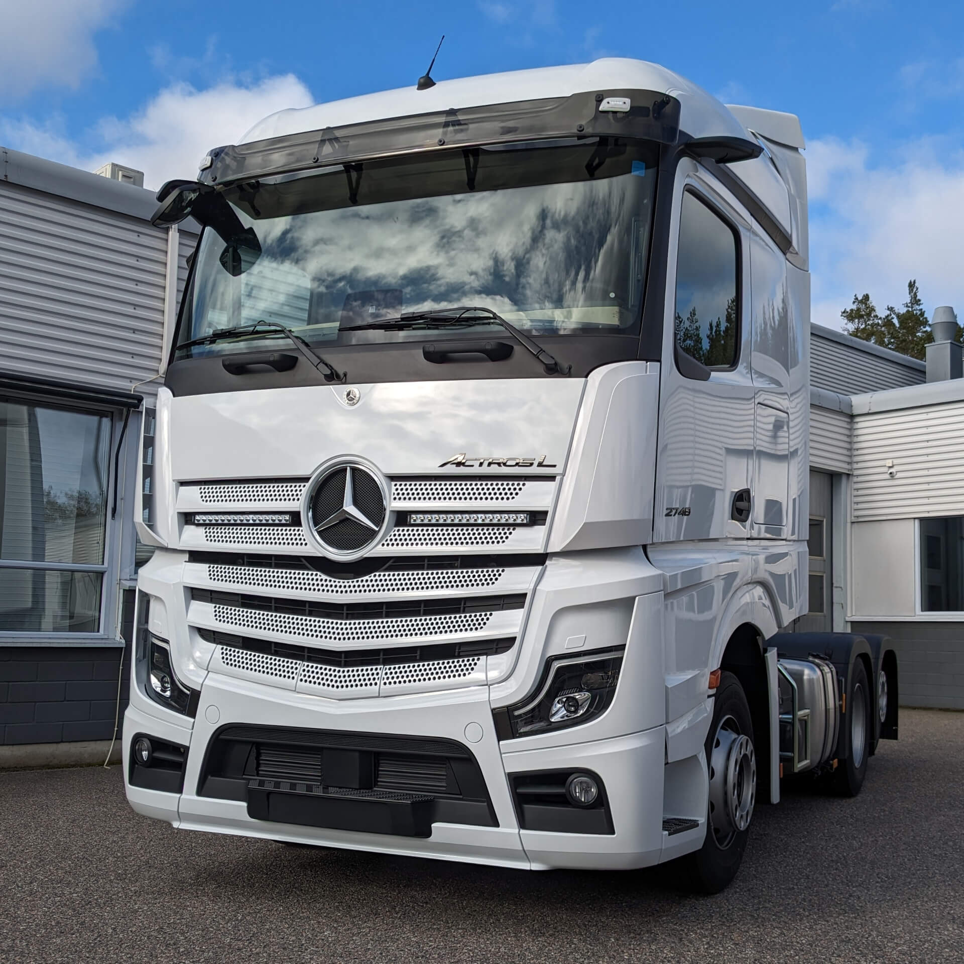 Mercedes-Benz Artego with two perfectly integrated 21" Vision X XPL Halo LED light bars in the grille. 👌🚛 Artego will also get a sunvisor kit, with a selection of LED light bars. Soon available as vehicle specific kits @ visionxeurope.com!