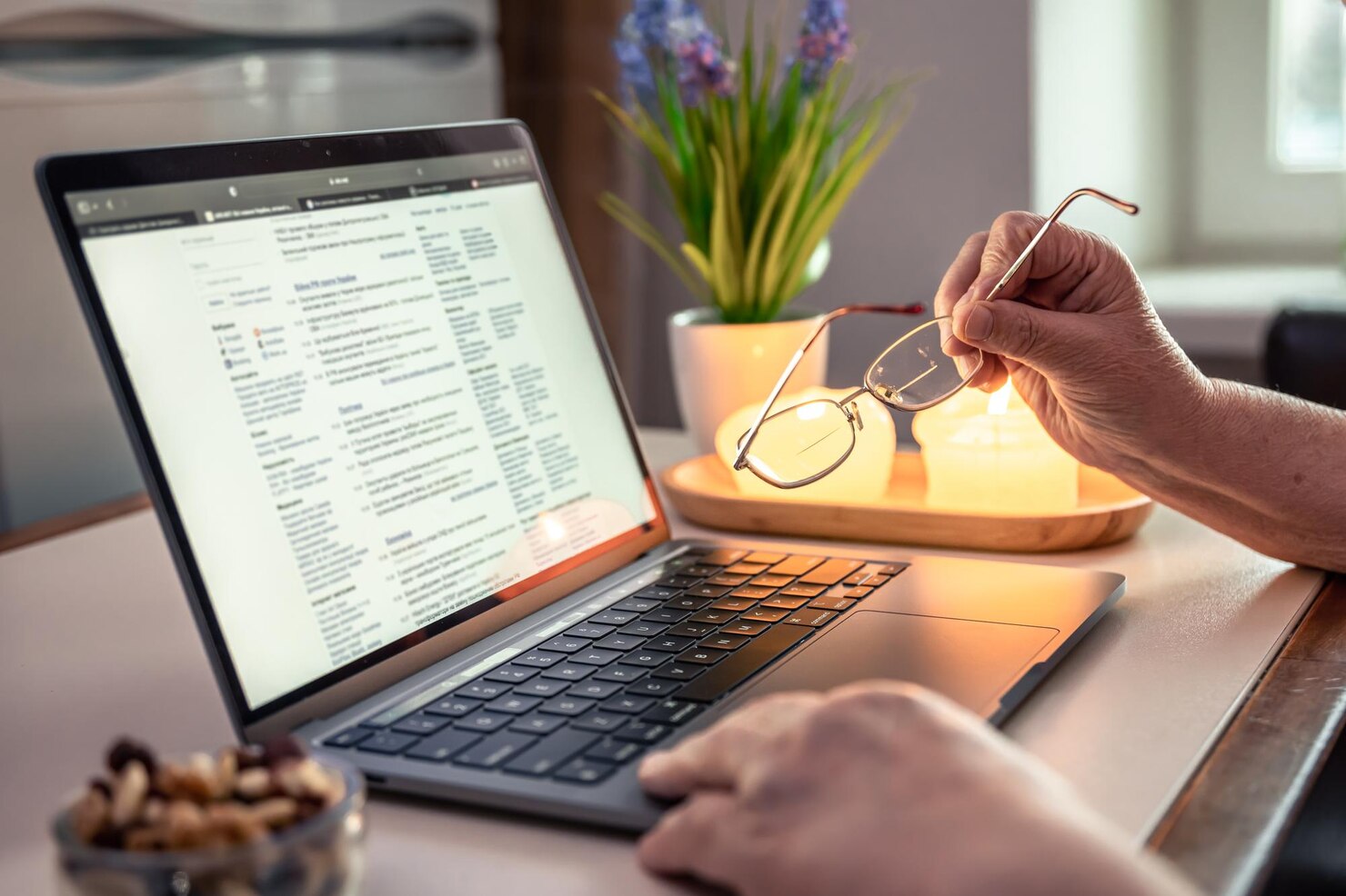 A business woman reading the ultimate ecommerce checklist