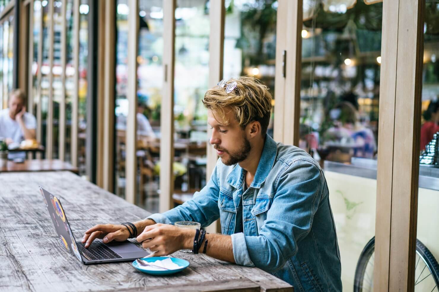 Business man using WordPress site looking for financial advisor