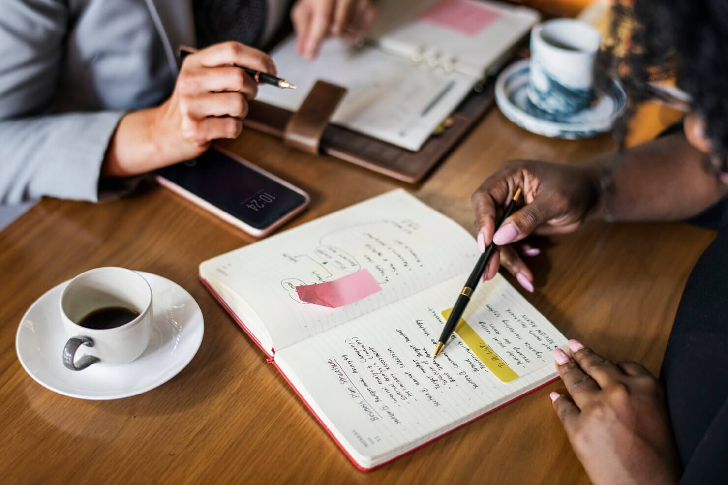 Businesspartners meeting at a cafe to discuss storytelling marketing as a benefit of one page WordPress site