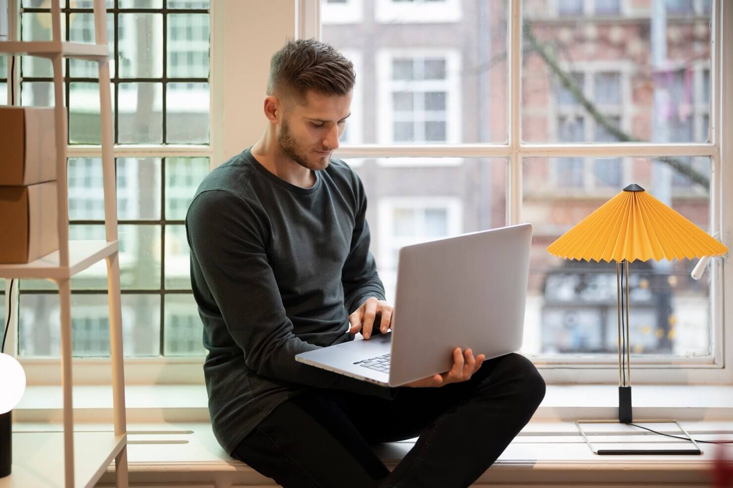 Digital nomad working remotly on acccessibility boosts sales in WooCommerce