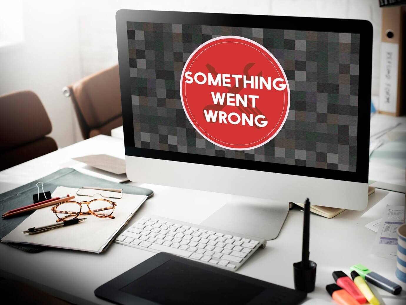 Error Something Went Wrong on computer screen. Auditing website structure for better SEO to fix broken links