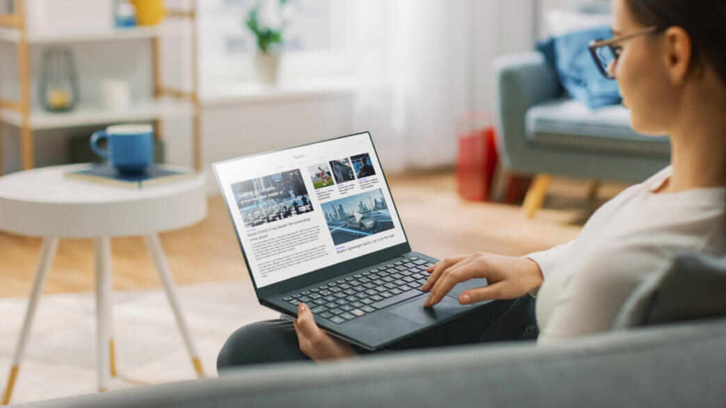 Female crafting long form content in WordPress for scrolling