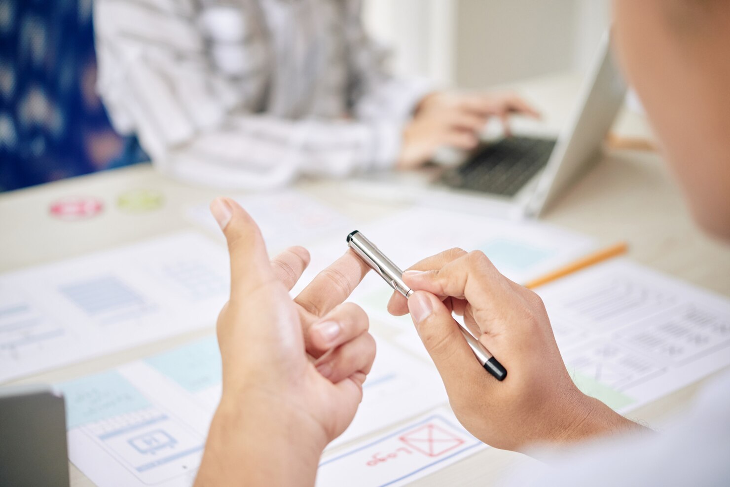 Man counting with fingers qualitative and quantitative data from user research during usability test