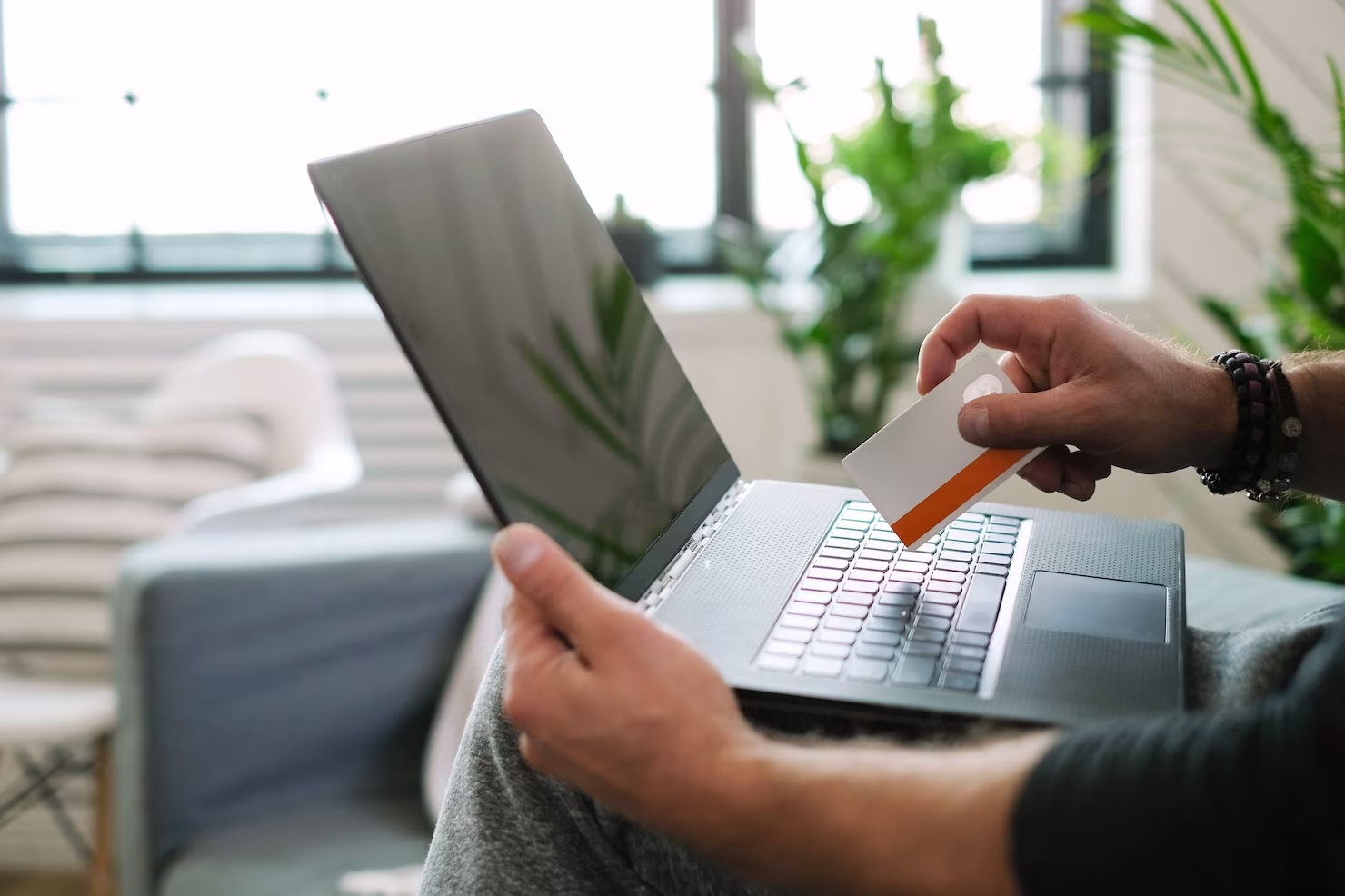 Man-paying-for-purchase-on-fast-loading-online-shop