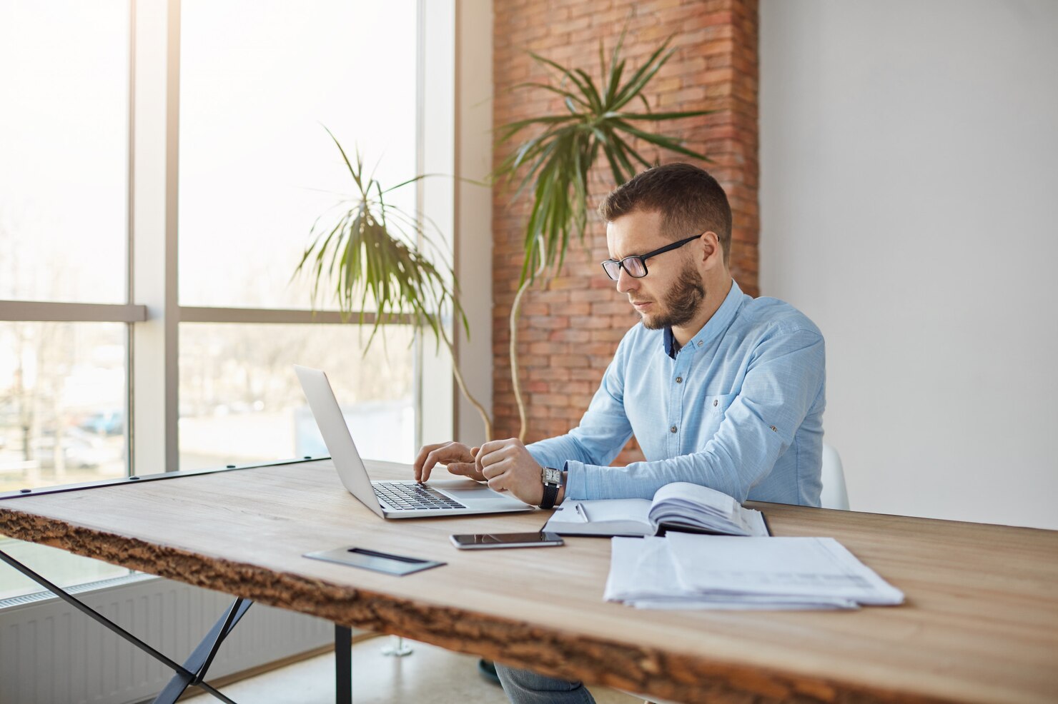 Man researching what he can a:b testing in WordPress.