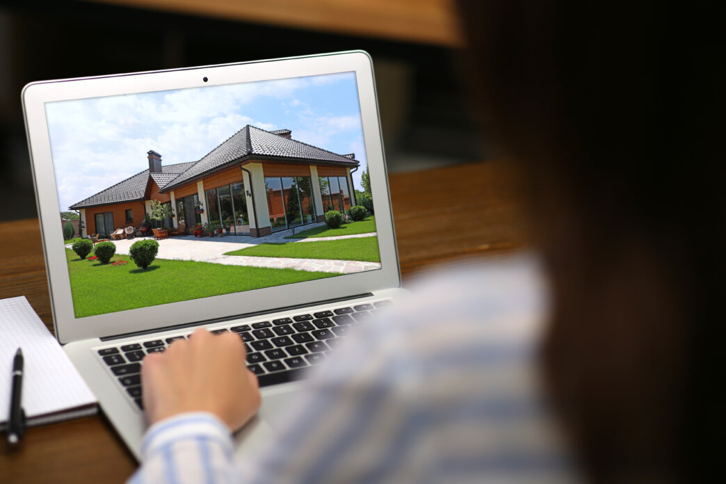 Person integrating 3D models & virtual tours on website