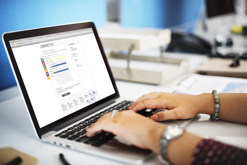 Person setting up contact form based on dos and don'ts of form design