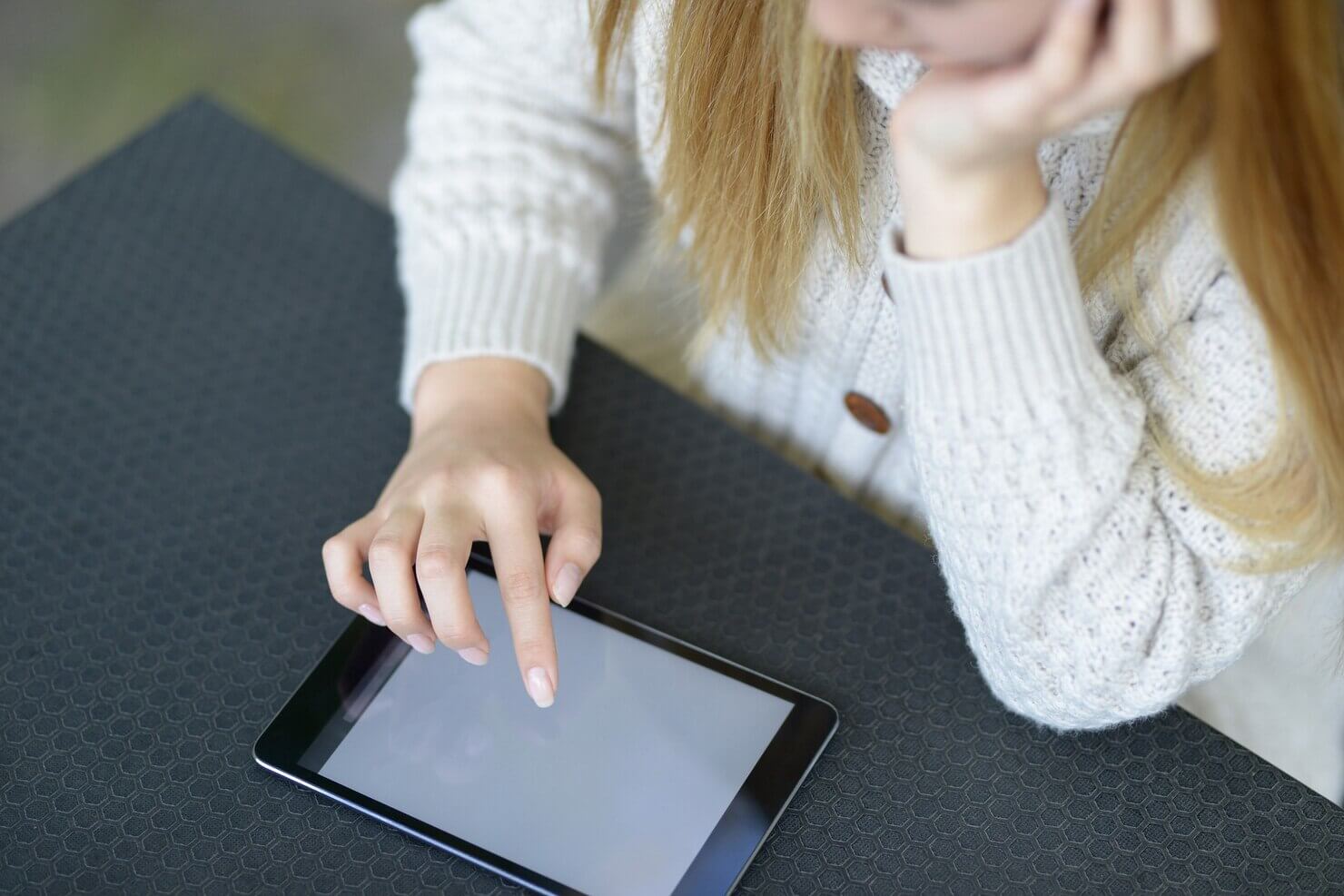Software developer working outdoors to improve website on mobile phones, after mobile usability audit