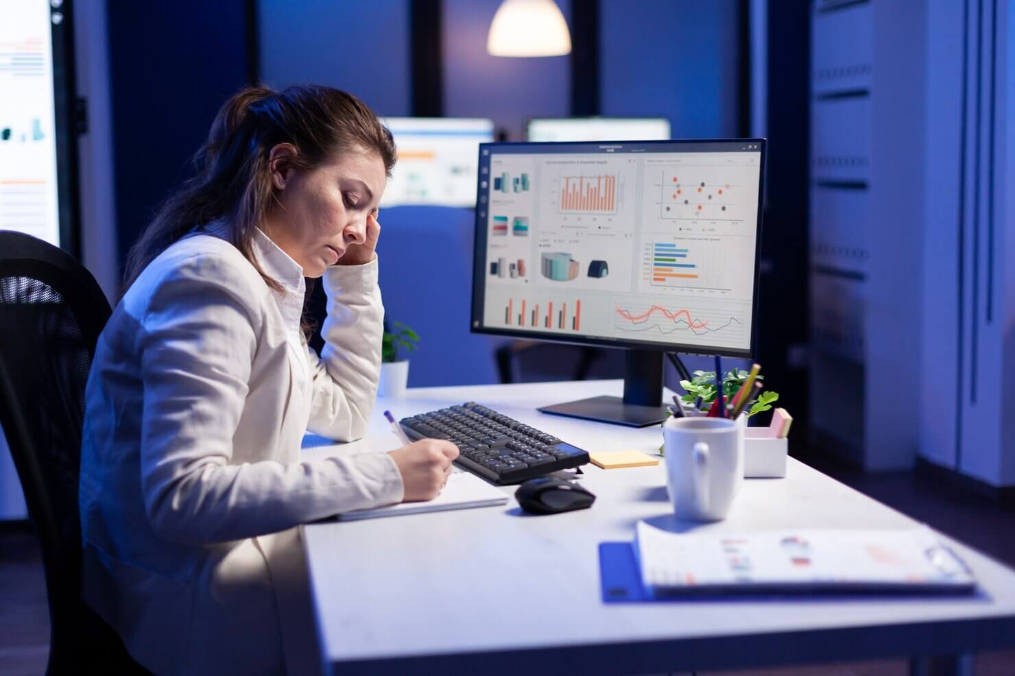Woman creating a plan of how much actual traffic can WordPress handle. Need for Unlimited WordPress support in handling site load and traffic spikes