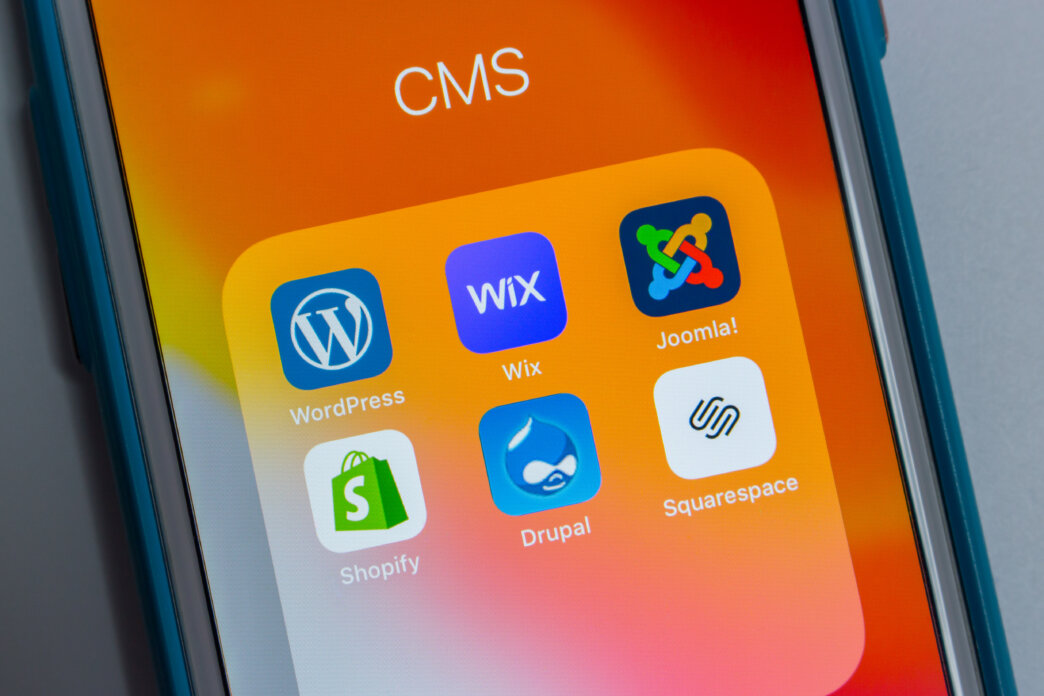 WordPress vs Joomla apps for CMS on a mobile phone touchscreen